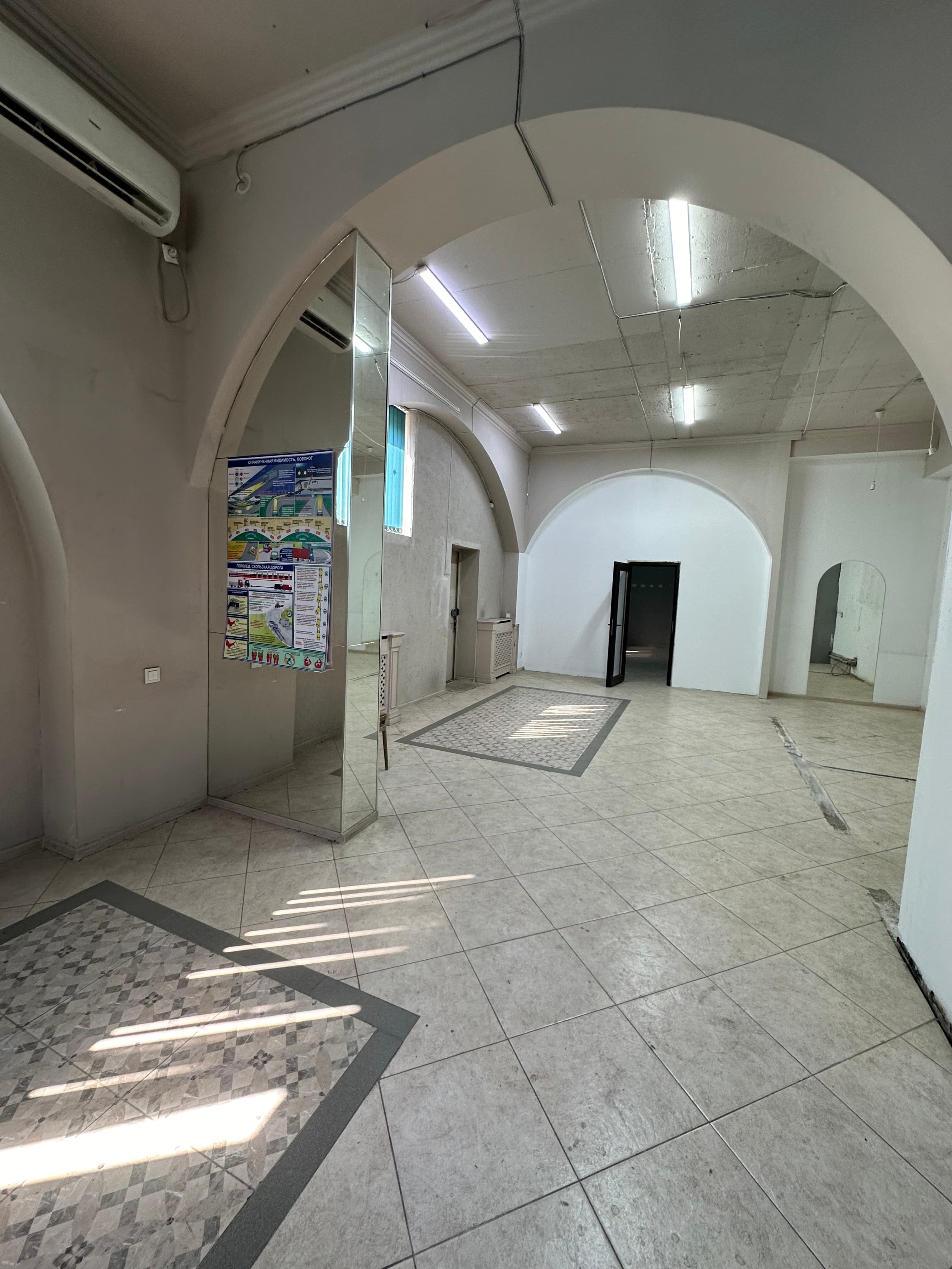 Цокольный этаж, Коммерческая, 163 м2, этаж -1/10, Сост: Евроремонт - фото 1
