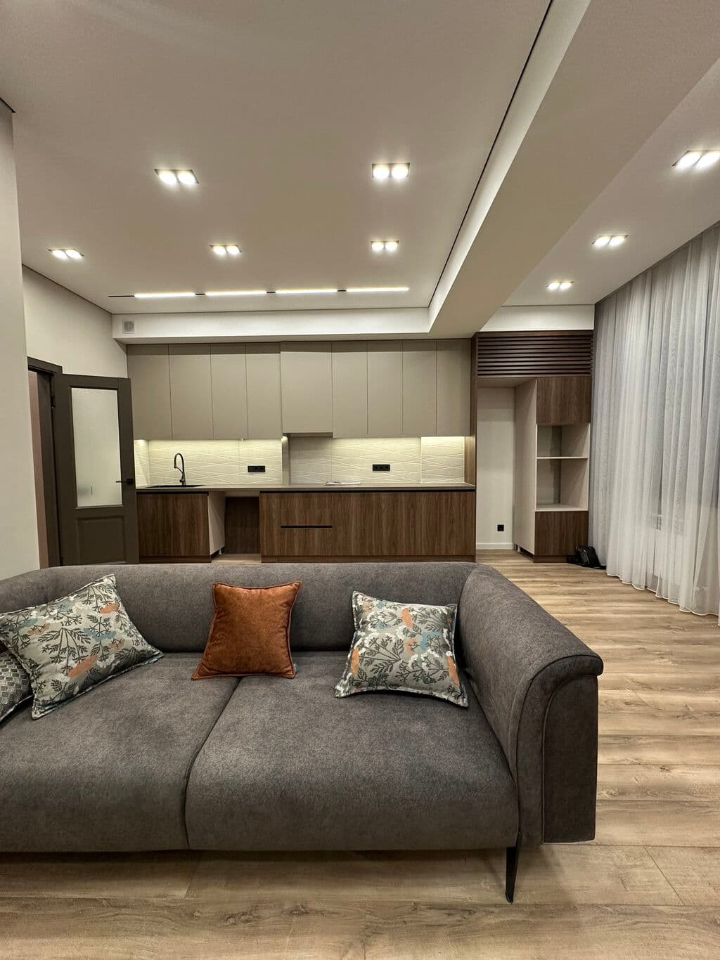 Элитка, 3 ком, 79 м2, этаж 6/12, ж/к Кап Строй Сити (Capstroy City), Сост: Евроремонт - фото 2