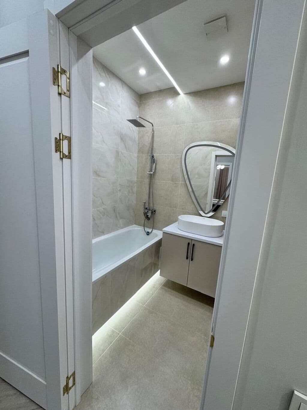 Элитка, 3 ком, 82 м2, этаж 2/15, ж/к Кап Строй Сити (Capstroy City), Сост: Евроремонт - фото 14