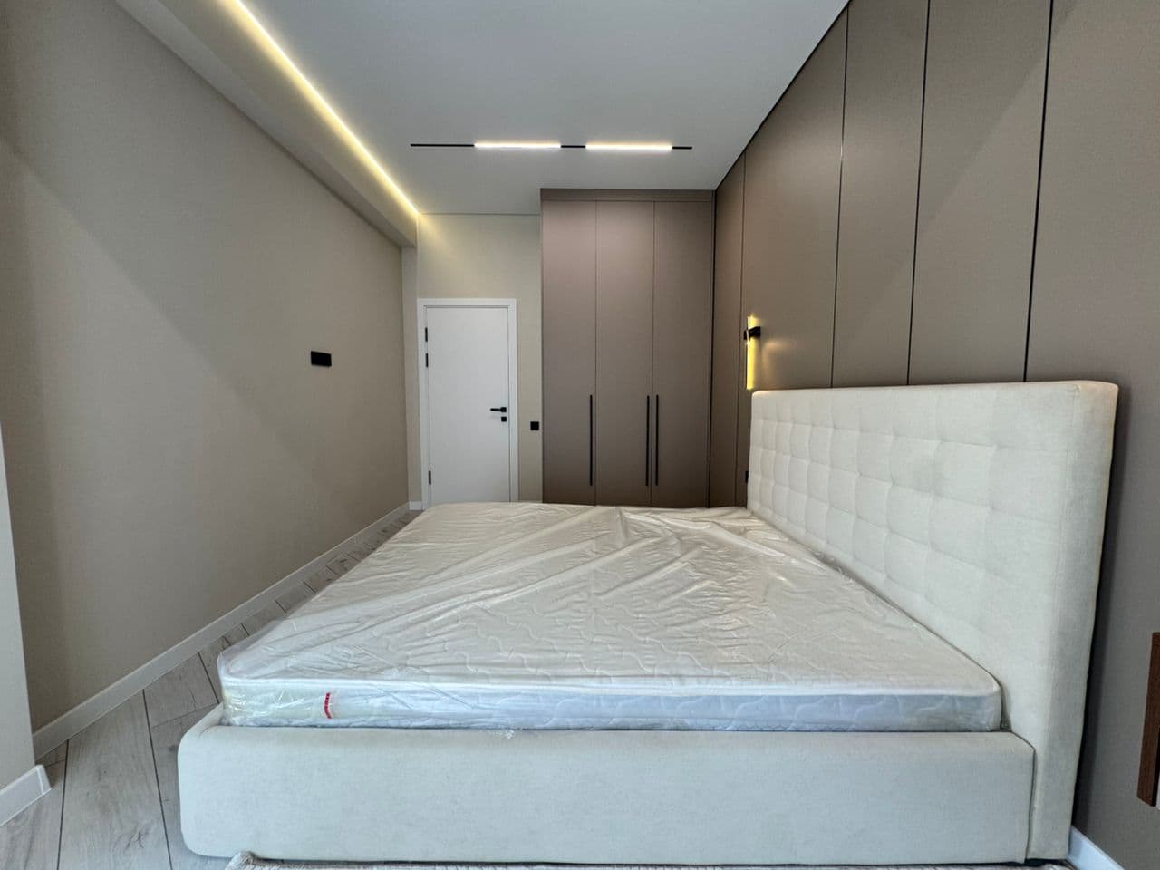Элитка, 2 ком, 76 м2, этаж 9/12, ж/к Кап Строй Сити (Capstroy City), Сост: Евроремонт - фото 1