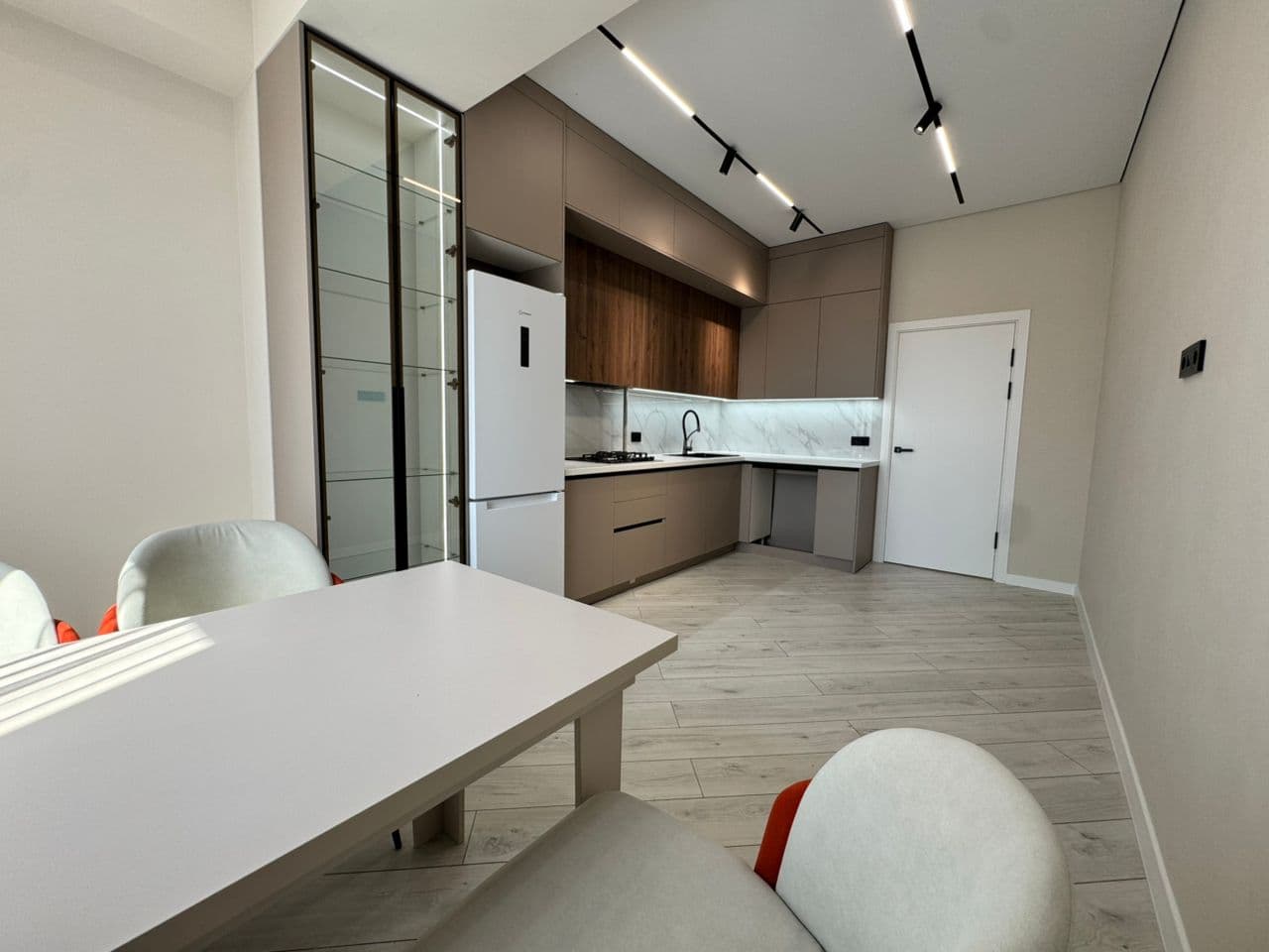 Элитка, 2 ком, 76 м2, этаж 9/12, ж/к Кап Строй Сити (Capstroy City), Сост: Евроремонт - фото 6