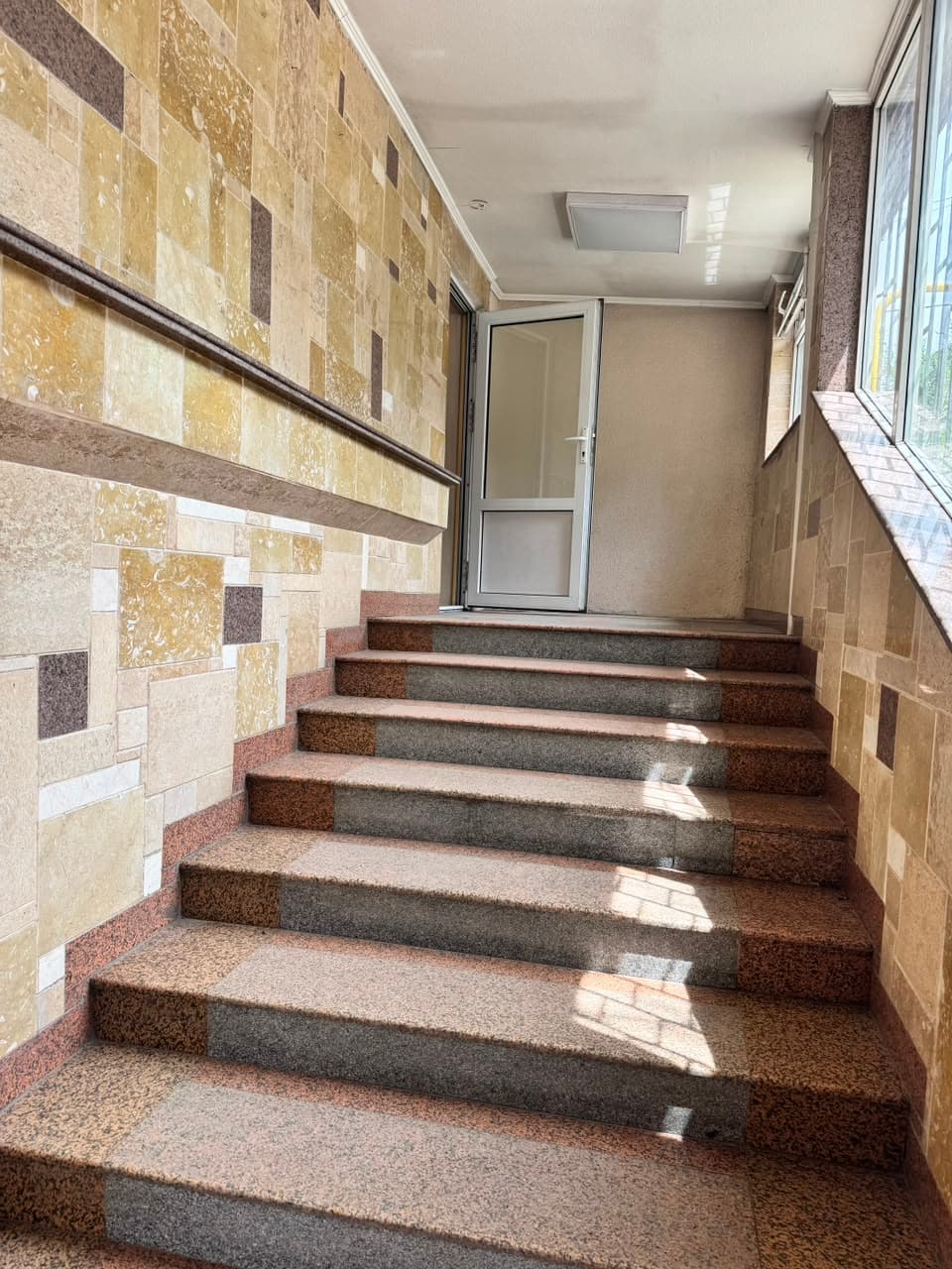 Офис, Коммерческая, 90 м2, этаж 1/4, Сост: Хорошее - фото 1