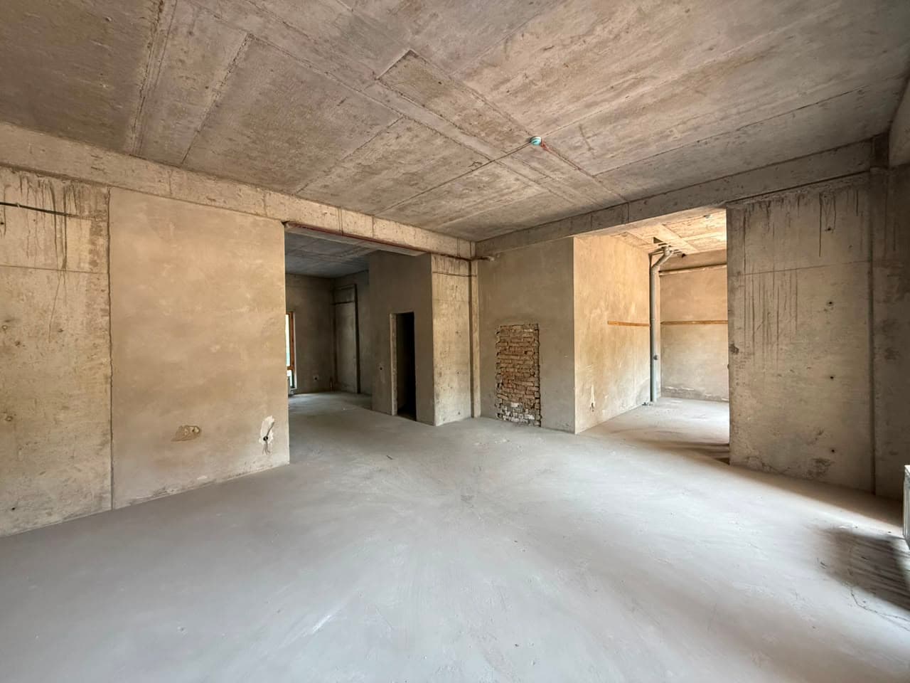 Офис, Коммерческая, 94 м2, этаж 1/6, Сост: Без ремонта - фото 2