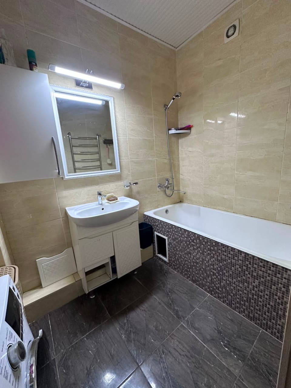 Элитка, 2 ком, 81 м2, этаж 5/9, Сост: Среднее - фото 1