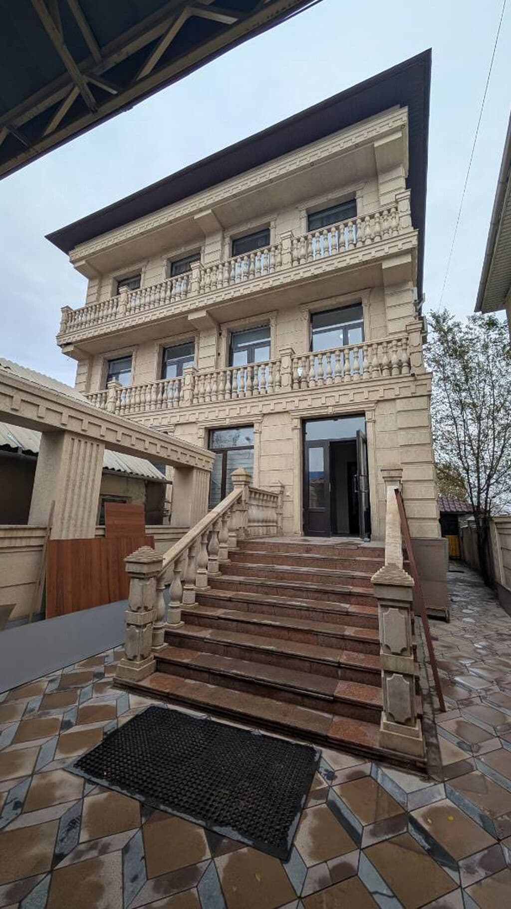 Офис, Коммерческая, 165 м2, этаж 2/3, Сост: Евроремонт - фото 1